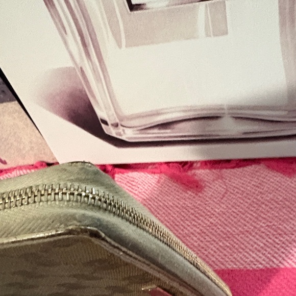 Gucci Beige and Brown Monogram Wallet - Picture 5 of 16